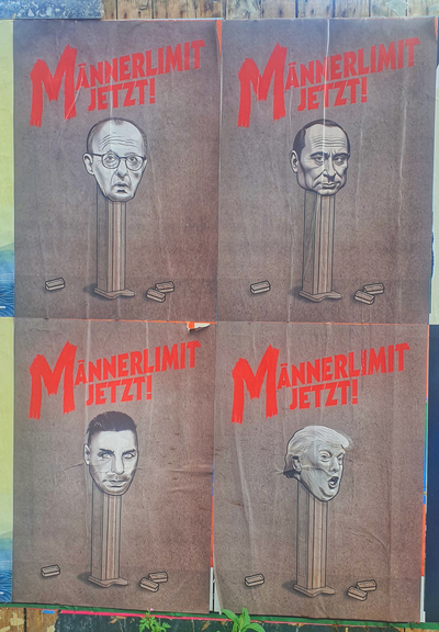 Vier Plakate in Sepia gehalten. Darauf je oben in roter Schrift. 

MÄNNERLIMIT
JETZT!

Das erste "M" ist größer und sieht aus, wie mit einem Pinsel gemalt. Erinnert auch ein wenig an das "M" aus "Eine Stadt sucht ihren Mörder".

Darunter ein stilisierter PEZ-Spender neben dem drei PEZ-Bonbons liegen.

Auf jedem der PEZ-Spender der vier Plakate ein unterschiedlicher Kopf. Von oben links im Uhrzeigersinn:

Friedrich Merz
Wladimir Putin
Donald Trump
Till Lindemann
