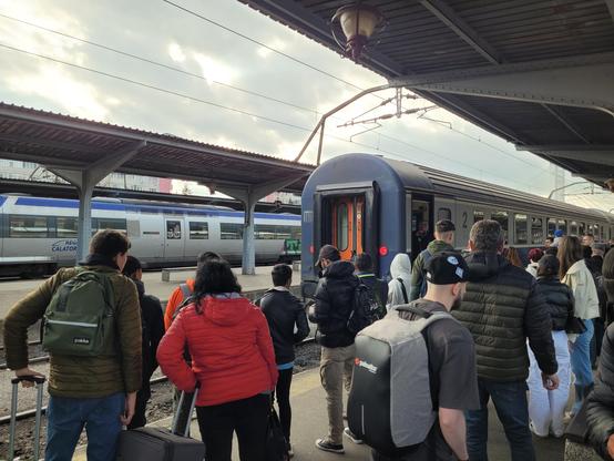 Full platform with the train pushed into the station. No locomotive at the front!