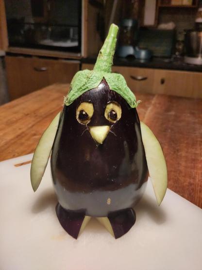 Aubergine découpée et assemblée en forme de manchot.