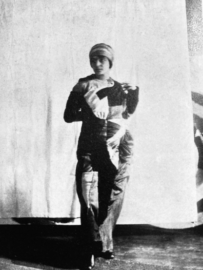 Anonyme, photographie de Sonia Delaunay en robe simultanée vers 1913.