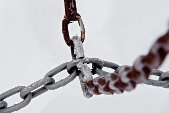 Frosty chains linked together on a frosty morning