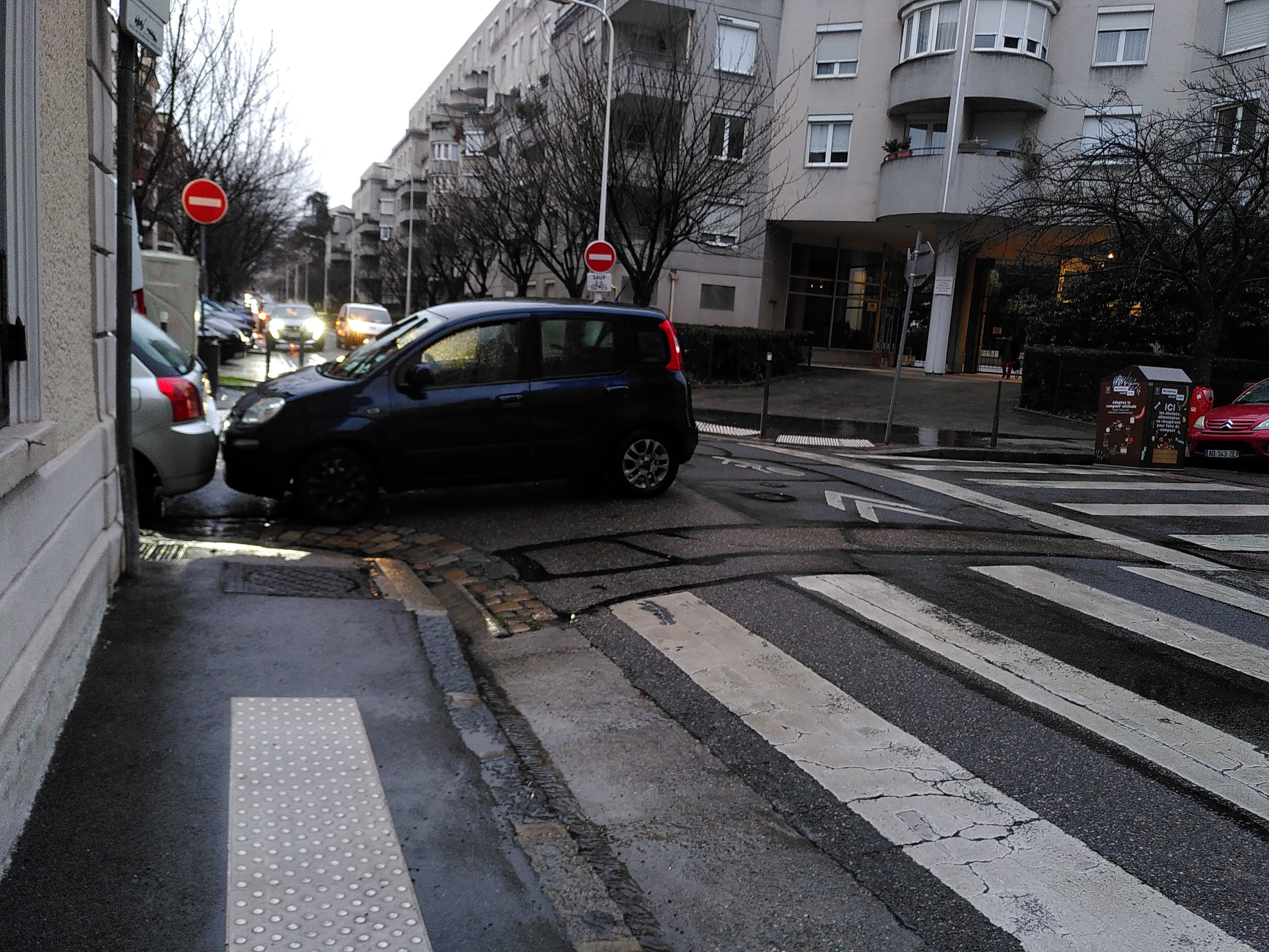 Une voiture mal garée qui bloque quasiment une route