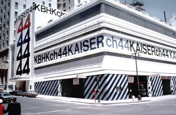 A color photo of the Kaiser Channel Studio in San Francisco sometime in the 1970s, featuring Barbara Stauffacher Solomon’s trademark supergraphics on the building’s facade.