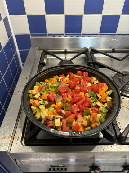 Plat à tajine avec des aubergines, carottes, tomates, poivrons coupés en dés 