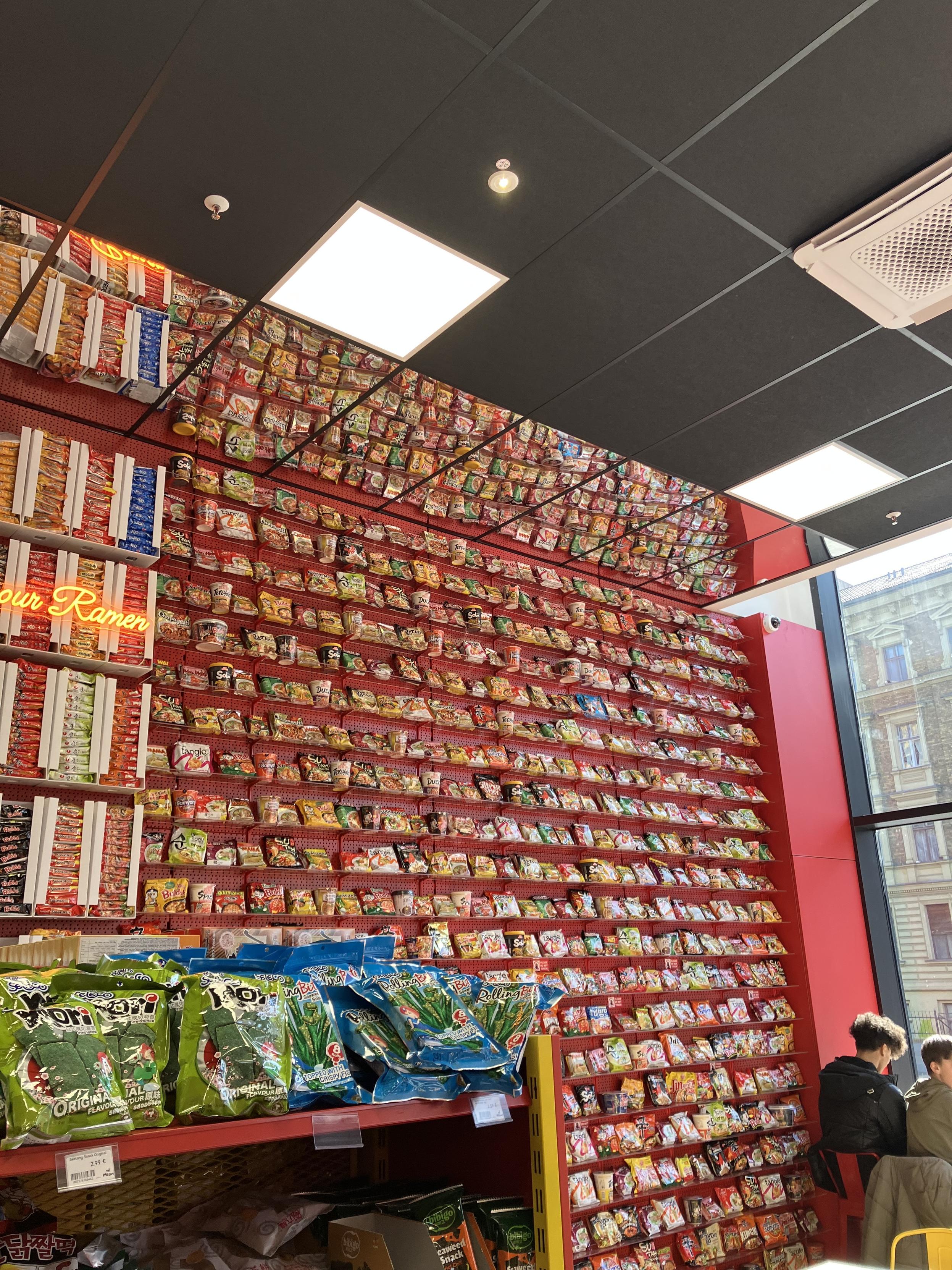Eine gigantische Regalwand mit hauptsächlich koreanischen Instantnudeln. Eine gigantische Regalwand mit hauptsächlich koreanischen Instantnudeln.