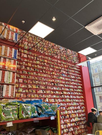 Eine gigantische Regalwand mit hauptsächlich koreanischen Instantnudeln.