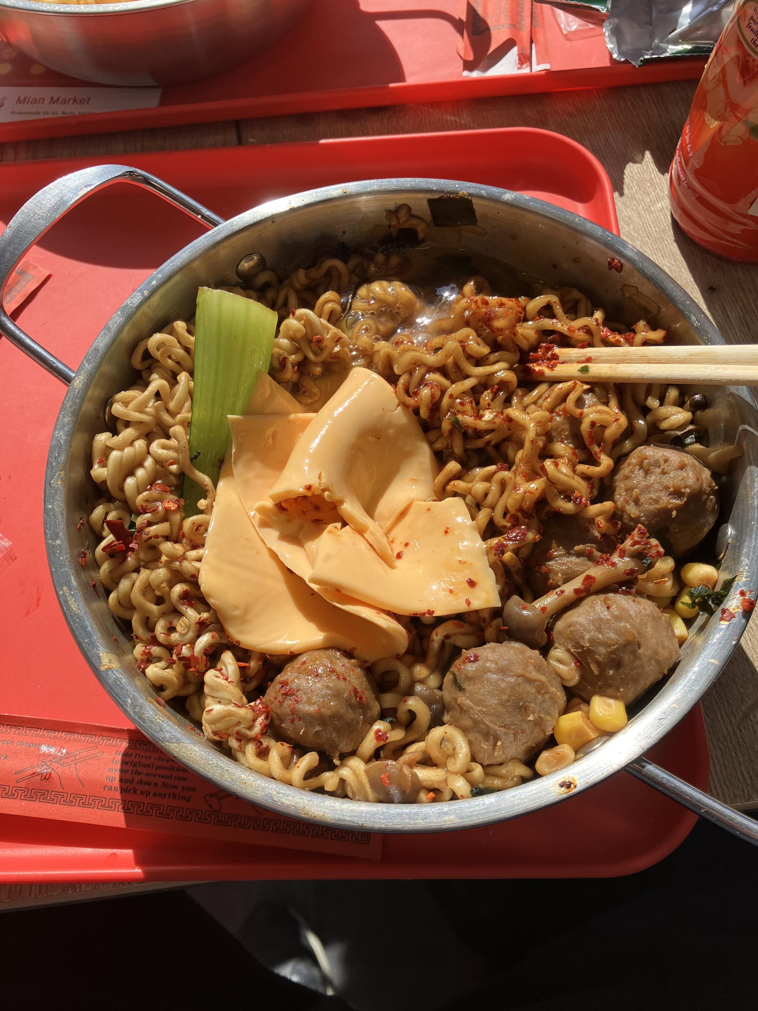 Fertige Ramen (Chapageti+Neoguri) mit Ei, Bok Choi, Fleischbällchen, Mais und Scheiblettenkäse. Fertige Ramen (Chapageti+Neoguri) mit Ei, Bok Choi, Fleischbällchen, Mais und Scheiblettenkäse.