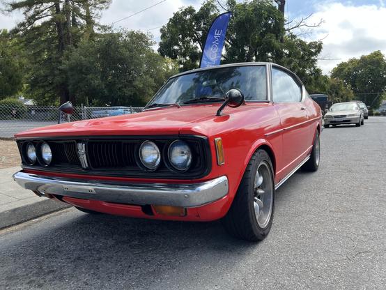 Looking at this car from the front. This is the kind of roadster design we should bring back.