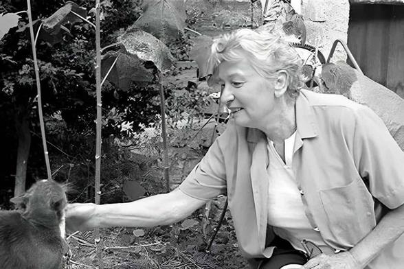 Look, it’s a smiling Éliane Radigue in her garden!