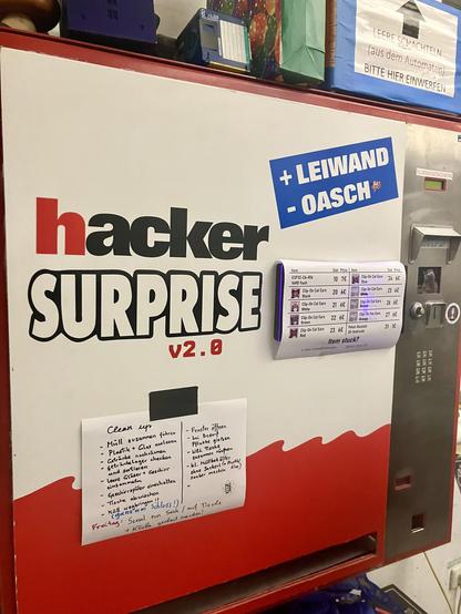 Ein Verkaufsautomat im Metalab mit der Aufschrift „Hacker Surprise“ (+ LEIWAND, - OASCH). Es werden u.a. angeboten: verschiedene Cat Ears auf  ESP32-C6-N16-Basis um die 20€.