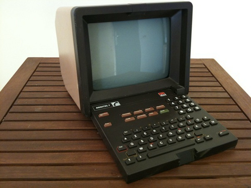 Minitel terminal. https://commons.wikimedia.org/wiki/File:Minitel_terminal.jpg