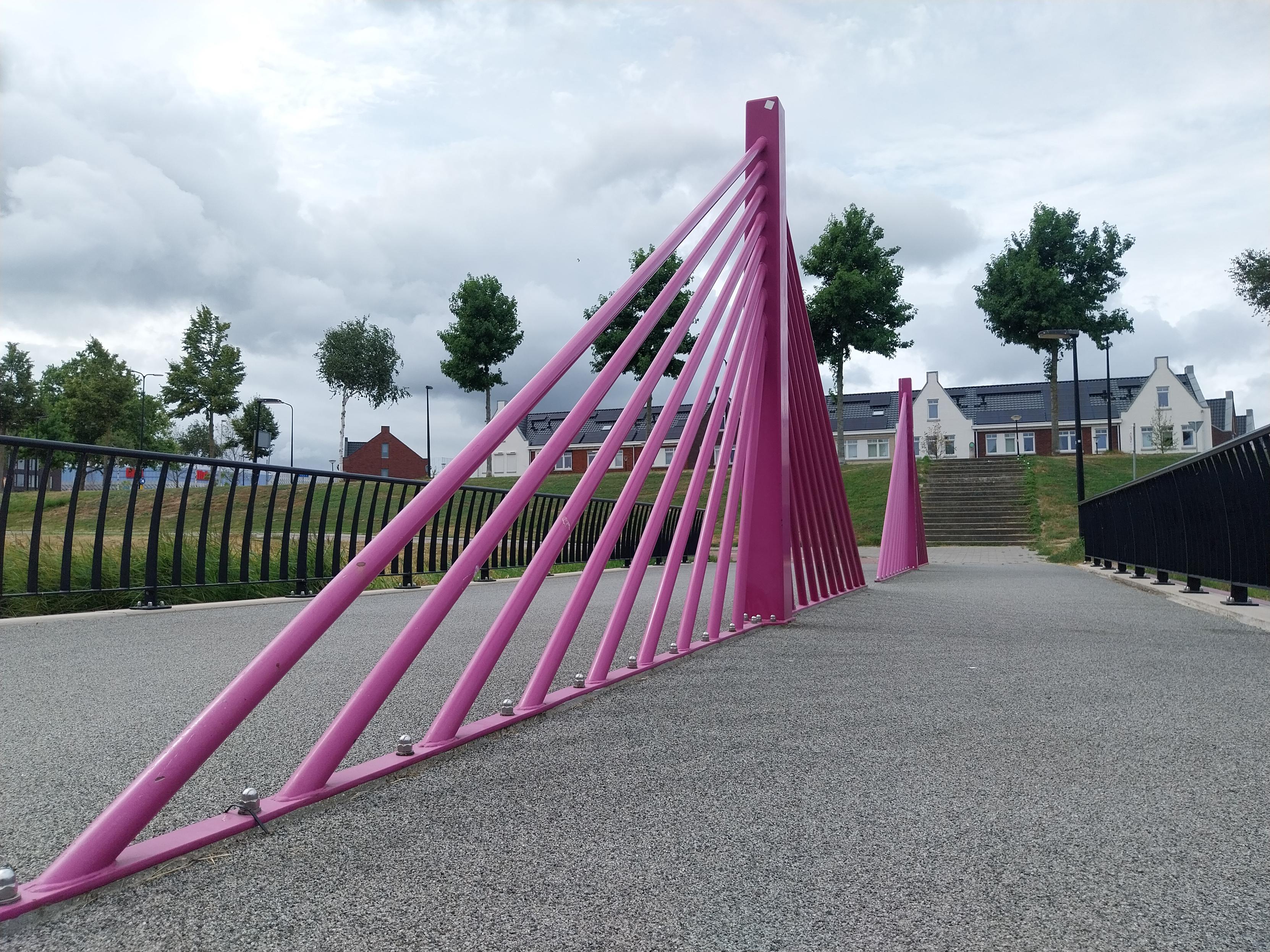 Pink feature in the middle of a bridge, meant to look like the upright on a suspension bridge. Designed to resemble the bridge on the 500 euro note.