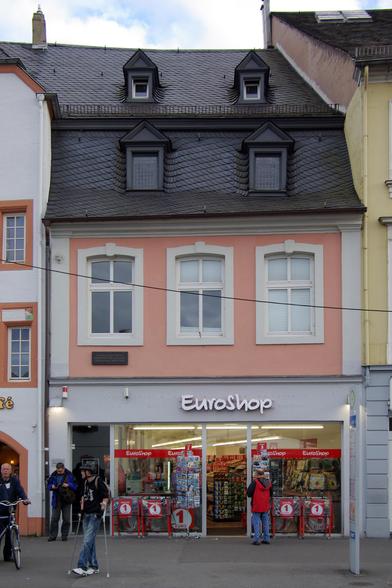 https://de.wikipedia.org/wiki/Datei:Trier_BW_2011-09-22_18-02-16.JPG

Trier, Simeonstraße 8: so genanntes Karl-Marx-Wohnhaus; Zeilenwohn- und Geschäftshaus, barocker Mansarddachbau, 18. Jahrhundert, über mittelalterlichem Keller